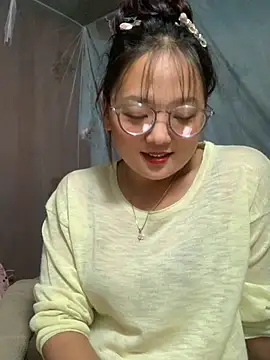 Snapshot of July-y chatting on 09-24-25, 04:02 July-y online show from 09-24-25, 04:02