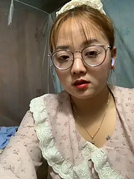 Snapshot of July-y chatting on 10-16-25, 03:20 July-y online show from 10-16-25, 03:20