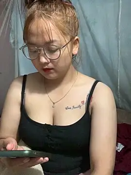 Snapshot of July-y chatting on 09-30-25, 04:13 July-y online show from 09-30-25, 04:13