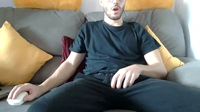 Amicisegreti online show from 12-18-25, 11:47