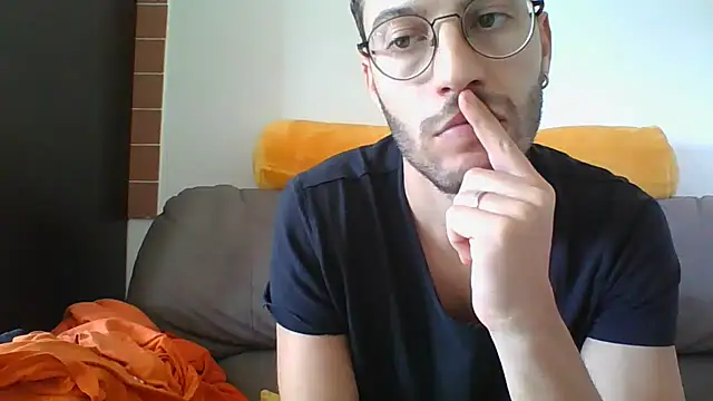 Amicisegreti online show from 10-28-25, 12:04