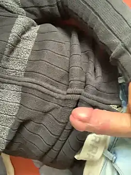 Snapshot of P44698 chatting on 10-29-25, 01:21 P44698 online show from 10-29-25, 01:21