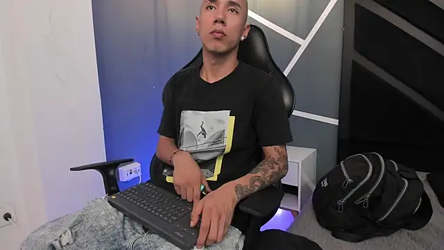 Snapshot of Justin_Lakee chatting on 09-23-25, 11:12 Justin Lakee online show from 09-23-25, 11:12