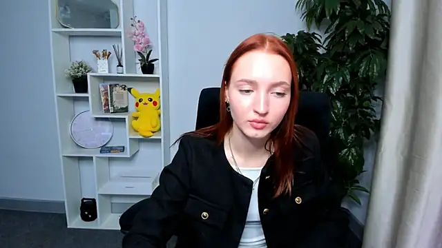 Snapshot of JanetYoung chatting on 10-28-25, 03:22 JanetYoung online show from 10-28-25, 03:22