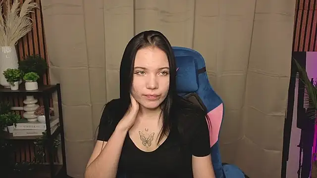 Snapshot of LauraHale chatting on 11-07-25, 11:59 LauraHale online show from 11-07-25, 11:59