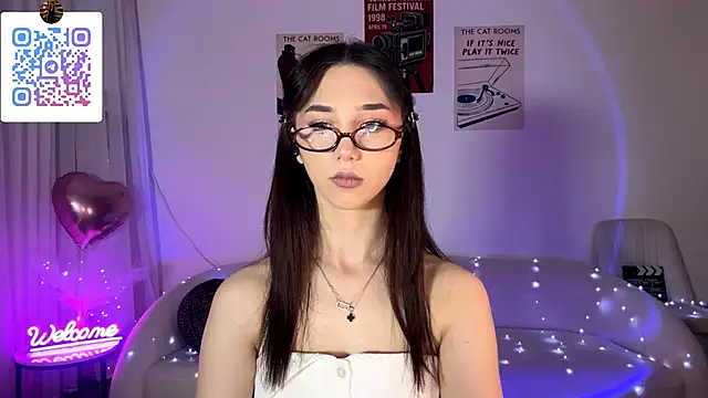 Snapshot of LinaMour chatting on 05-17-26, 10:10 LinaMour online show from 05-17-26, 10:10