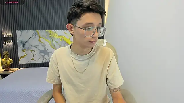 SantiagoRusso18 online show from 09-14-25, 01:11