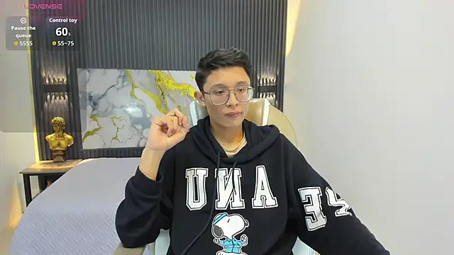 SantiagoRusso18 online show from 09-26-25, 12:01