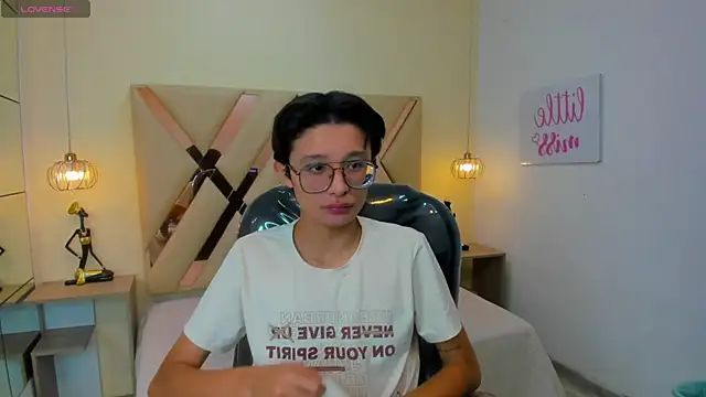 SantiagoRusso18 online show from 11-30-25, 09:04