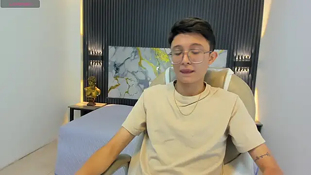 SantiagoRusso18 online show from 09-19-25, 12:42