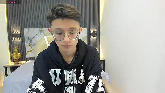 SantiagoRusso18 online show from 09-10-25, 12:37