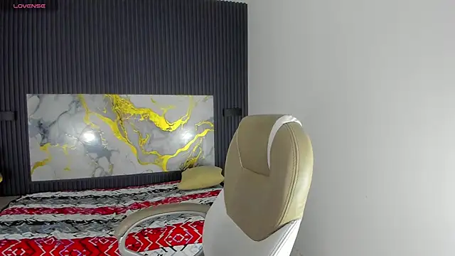 SantiagoRusso18 online show from 12-17-25, 02:33