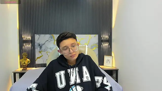 SantiagoRusso18 online show from 09-22-25, 12:22