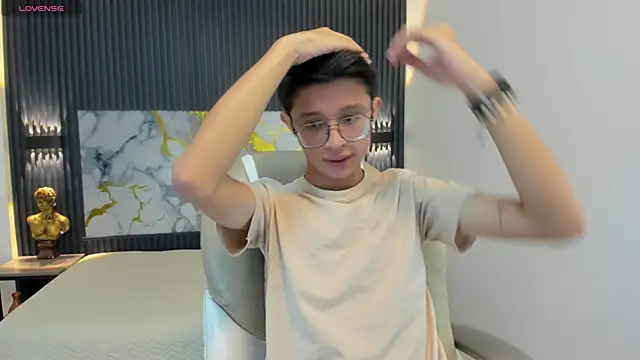 SantiagoRusso18 online show from 10-18-25, 12:07