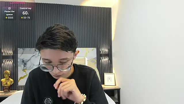 SantiagoRusso18 online show from 10-01-25, 01:04