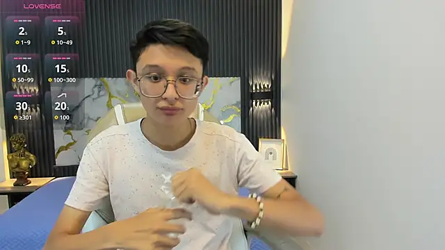 SantiagoRusso18 online show from 09-30-25, 12:33