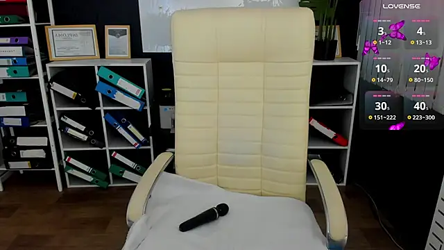 Snapshot of _feel_me_ chatting on 10-23-25, 02:10 feel me online show from 10-23-25, 02:10