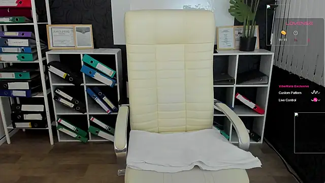 Snapshot of _feel_me_ chatting on 09-22-25, 01:22 feel me online show from 09-22-25, 01:22