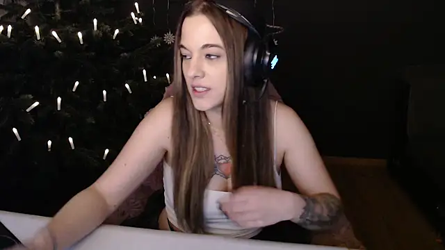 Luna Lynn online show from 12-22-25, 05:13