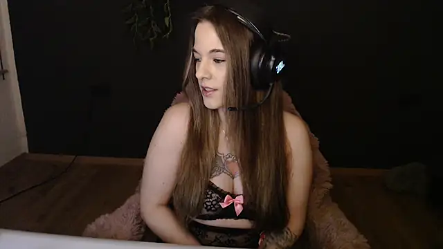 Luna Lynn online show from 12-16-25, 04:55