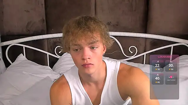 Snapshot of ChaseMuscular chatting on 10-19-25, 03:37 ChaseMuscular online show from 10-19-25, 03:37