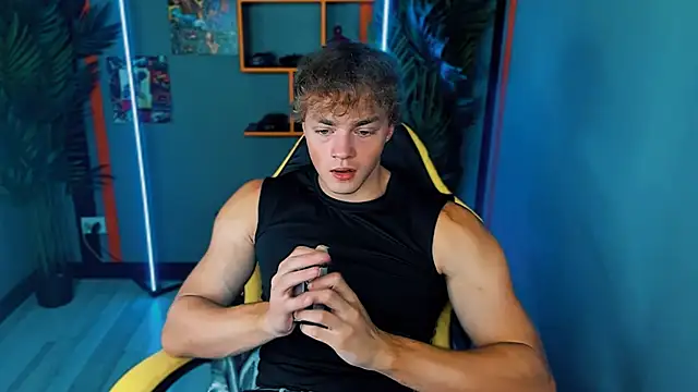 Snapshot of ChaseMuscular chatting on 09-20-25, 10:31 ChaseMuscular online show from 09-20-25, 10:31