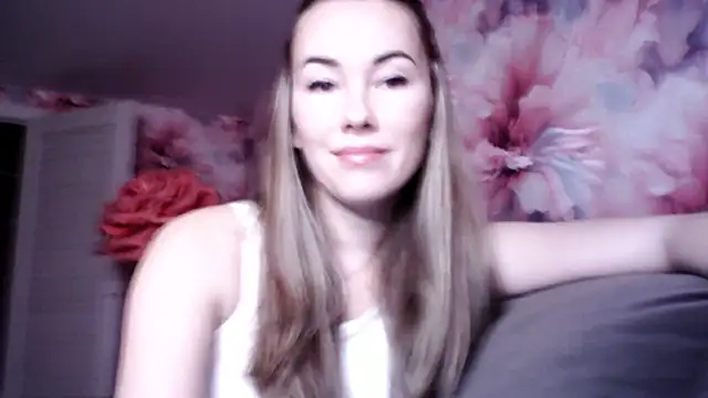 Snapshot of Sovaee chatting on 10-11-25, 01:01 Sovaee online show from 10-11-25, 01:01