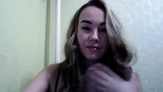 Snapshot of Sovaee chatting on 10-29-25, 03:22 Sovaee online show from 10-29-25, 03:22