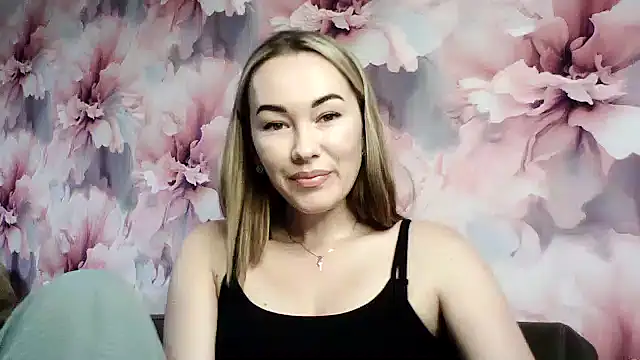 Snapshot of Sovaee chatting on 10-04-25, 12:39 Sovaee online show from 10-04-25, 12:39