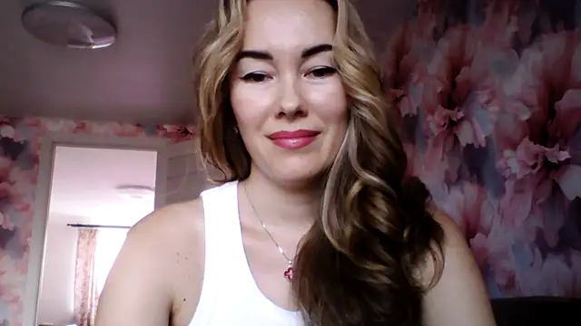 Snapshot of Sovaee chatting on 10-06-25, 10:05 Sovaee online show from 10-06-25, 10:05