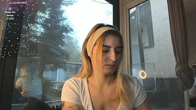 Ella Vee online show from 11-29-25, 06:57