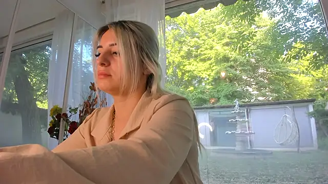 Snapshot of Ella_Vee chatting on 05-11-26, 04:47 Ella Vee online show from 05-11-26, 04:47