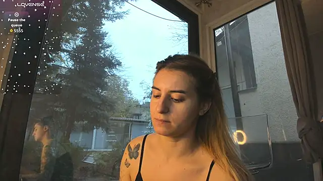 Ella Vee online show from 11-28-25, 06:35