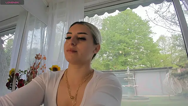 Ella Vee online show from 04-22-26, 05:47