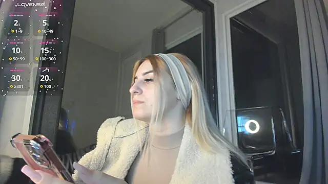 Ella Vee online show from 11-08-25, 03:43