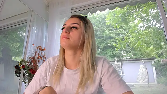 Snapshot of Ella_Vee chatting on 05-20-26, 05:04 Ella Vee online show from 05-20-26, 05:04