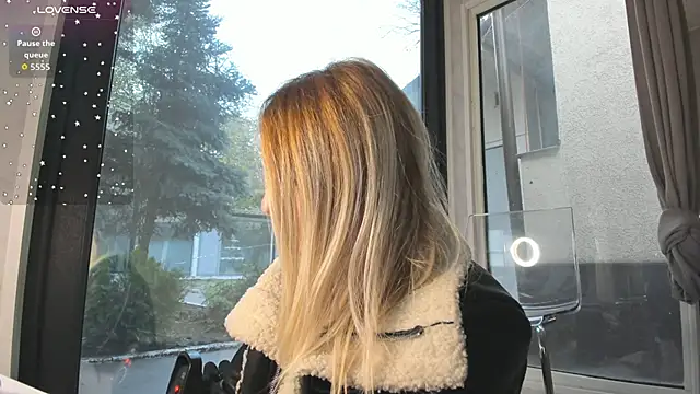 Ella Vee online show from 11-17-25, 06:06