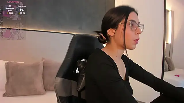 desireee  online show from 12-05-25, 07:12