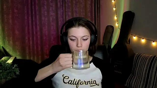 Snapshot of CutieAnny chatting on 02-25-26, 08:41 CutieAnny online show from 02-25-26, 08:41