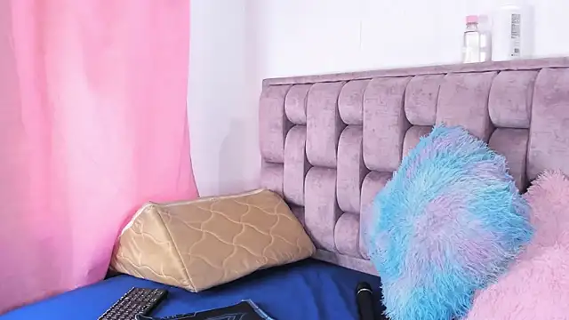 Snapshot of Alexa-Hunter chatting on 11-07-25, 08:13 Alexa-Hunter online show from 11-07-25, 08:13