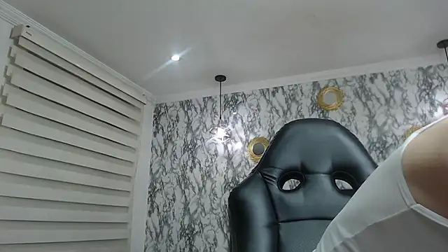 Dafne castro  online show from 11-30-25, 10:05