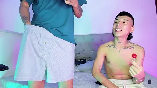 Snapshot of twinkDuohot chatting on 02-11-26, 02:00 twinkDuohot online show from 02-11-26, 02:00