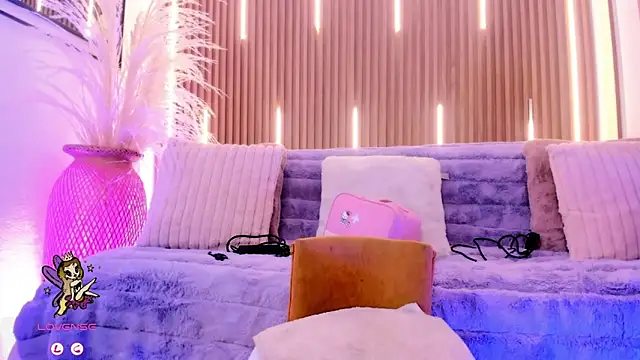 ArianaSantana online show from 11-24-25, 12:49