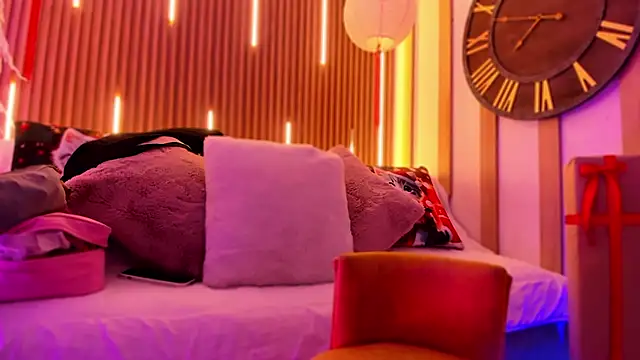 ArianaSantana online show from 12-21-25, 12:51