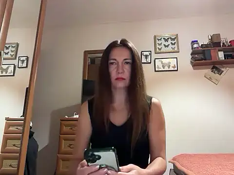 Snapshot of Cyreluna chatting on 11-09-25, 06:23 Cyreluna online show from 11-09-25, 06:23