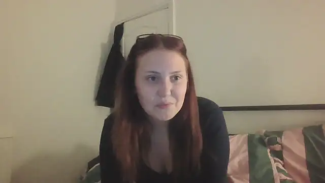 Snapshot of RoseMaee chatting on 10-15-25, 05:32 RoseMaee online show from 10-15-25, 05:32
