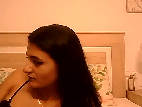 Snapshot of Ella0105 chatting on 09-08-25, 05:01 Ella0105 online show from 09-08-25, 05:01