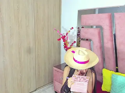 MaraKarly online show from 10-31-25, 02:02