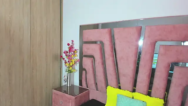 MaraKarly online show from 10-25-25, 01:45