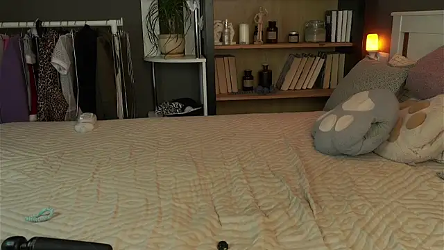 LynHillaire online show from 02-09-26, 12:03